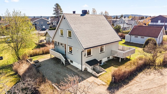 Gruslagt gårdsplass med god plass til parkering.
