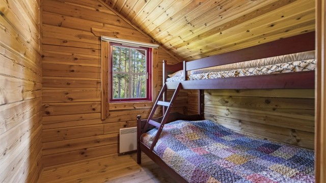 Et lunt soverom med plass til overnattingsgjester.