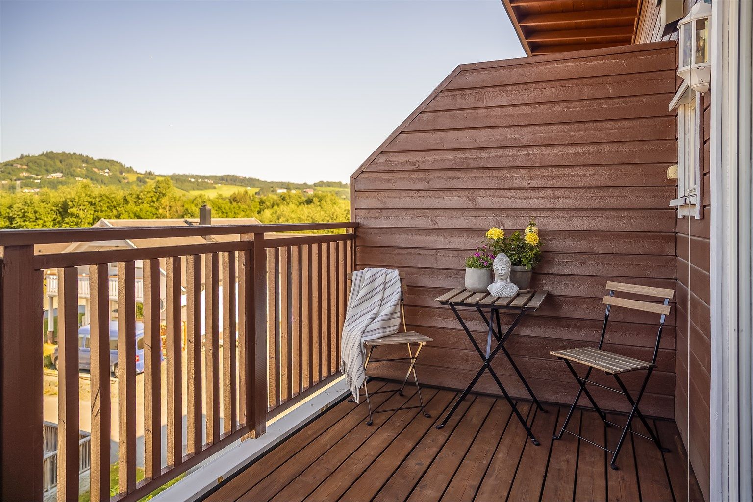 Fra stuen har man direkte utgang til en solfylt balkong på 7 kvm. 