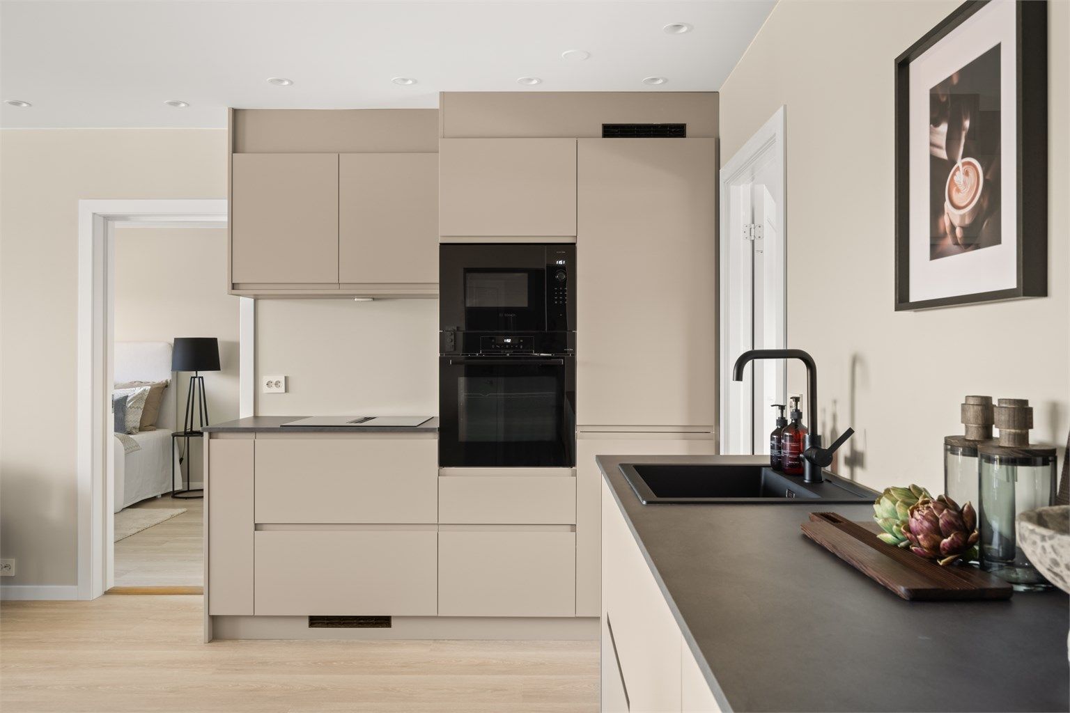 Leiligheten har et lekkert og helt nytt Kvik-kjøkken med optimaliserte løsninger for maksimal plassutnyttelse. 