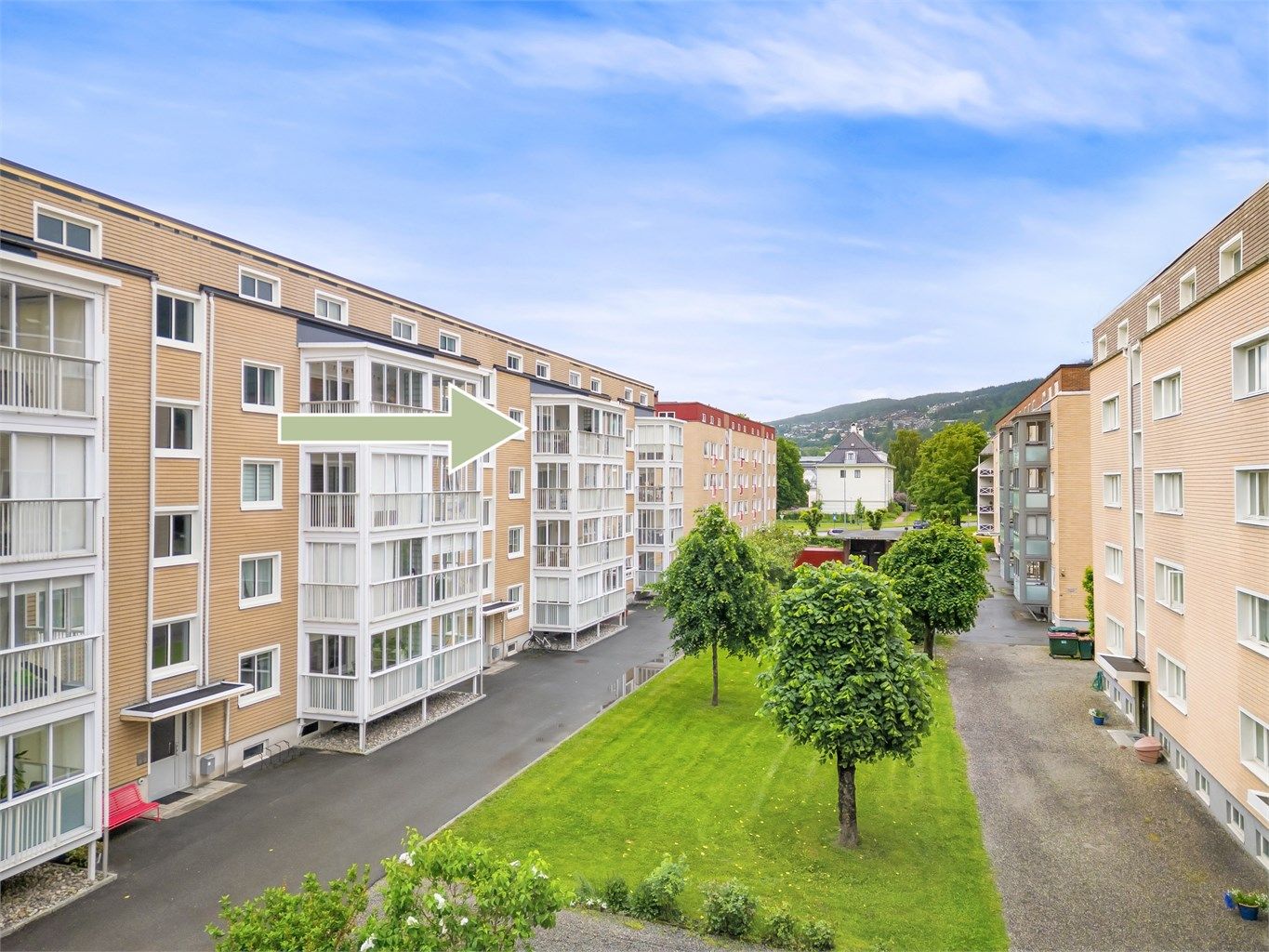 Tilrettelagt for boligsoneparkering i området (like ved eiendommen). Mulighet for kommunal lading av el-bil i gate.