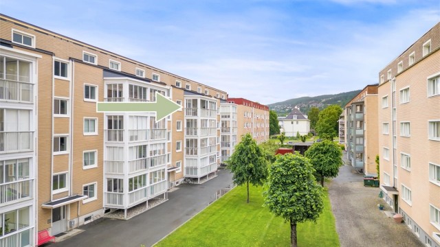 Tilrettelagt for boligsoneparkering i området (like ved eiendommen). Mulighet for kommunal lading av el-bil i gate.