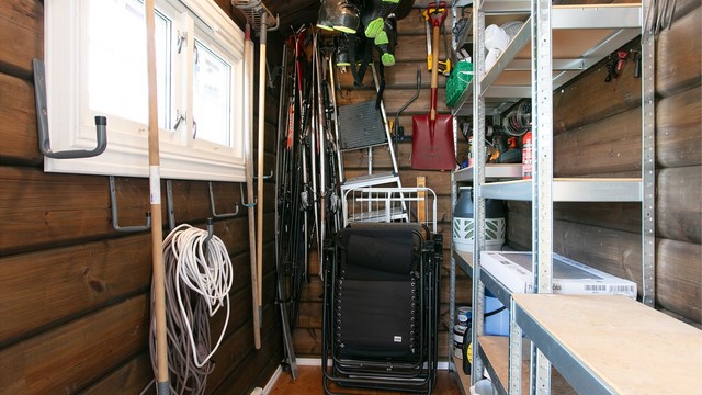 Praktisk utvendig bod på 4 m² for oppbevaring av ski og utstyr.