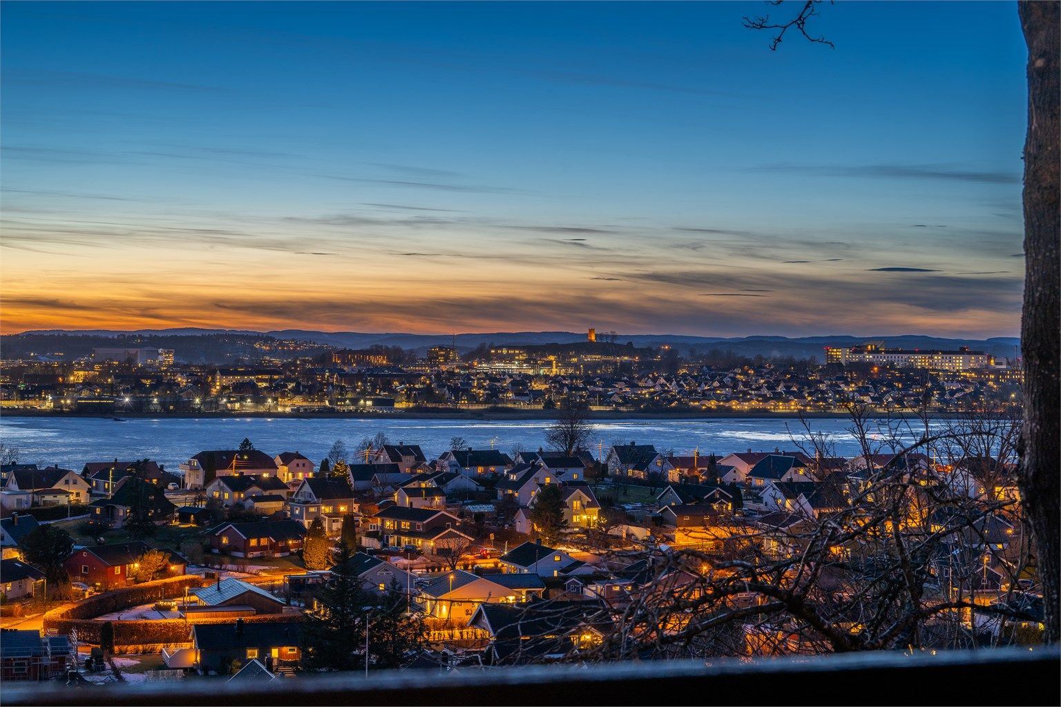 Strålende solnedganger kan nytes fra eiendommen – en atmosfære som må oppleves.