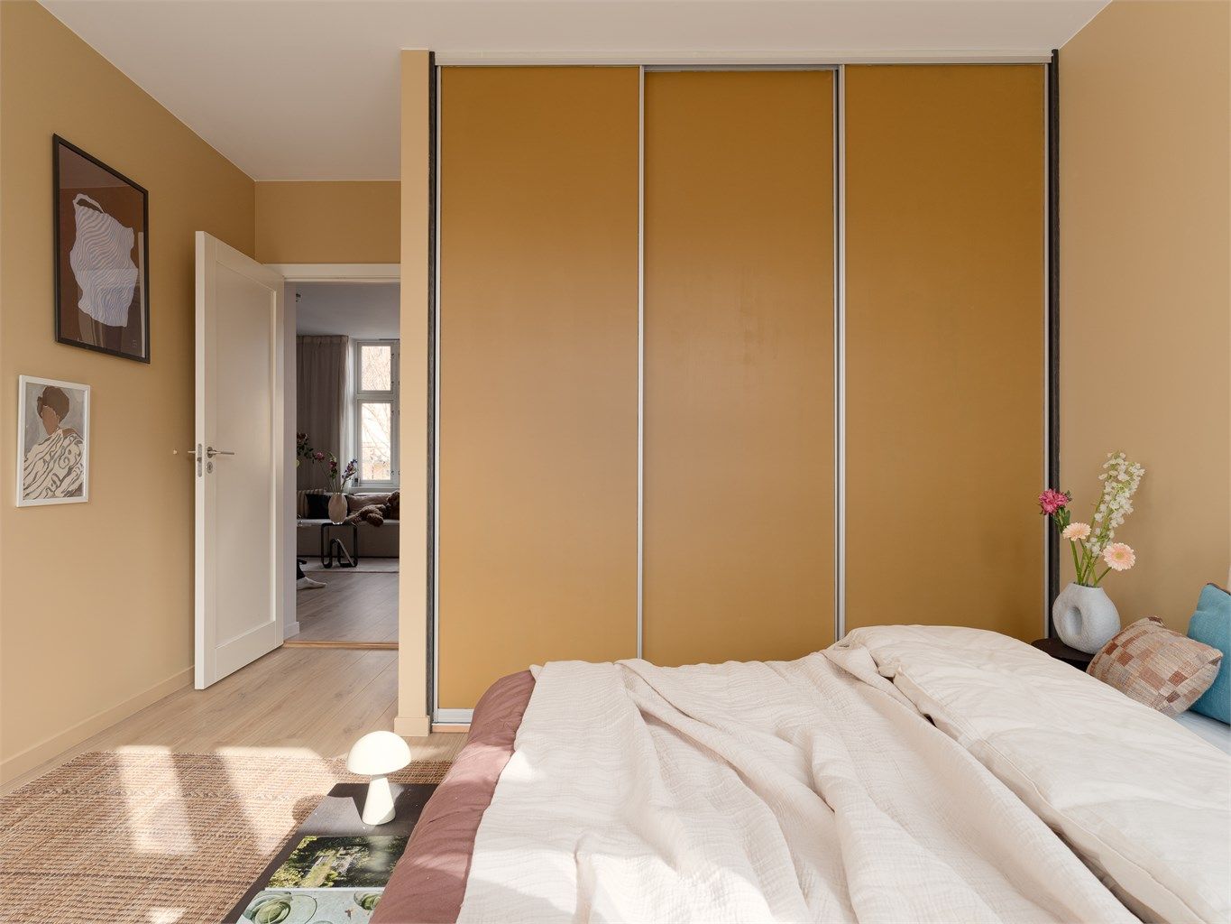 En romslig garderobeløsning med skyvedører gir rikelig med oppbevaringsplass.