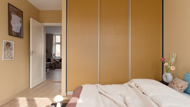 En romslig garderobeløsning med skyvedører gir rikelig med oppbevaringsplass.