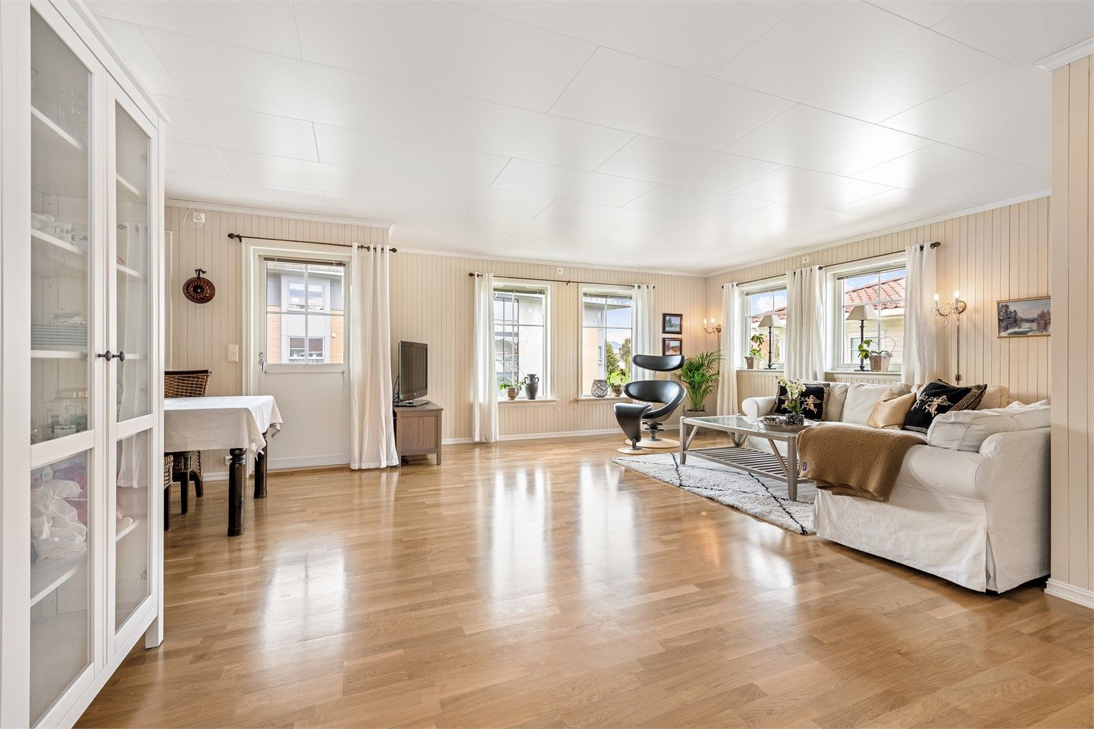 Stuen er lys og romslig og har godt med naturlig lysinnslipp fra vinduer