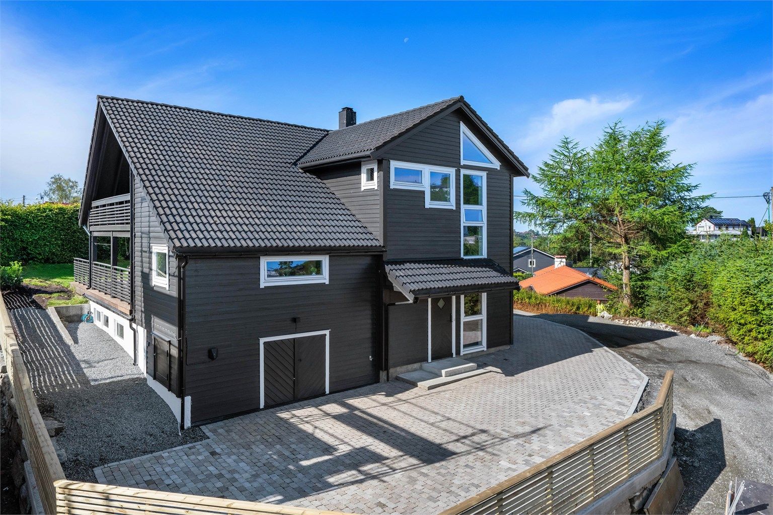 Innholdsrik og familievennlig bolig som går over tre plan med fine solrike uteplasser.
Foto: Mats Lie