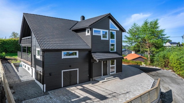 Innholdsrik og familievennlig bolig som går over tre plan med fine solrike uteplasser.
Foto: Mats Lie