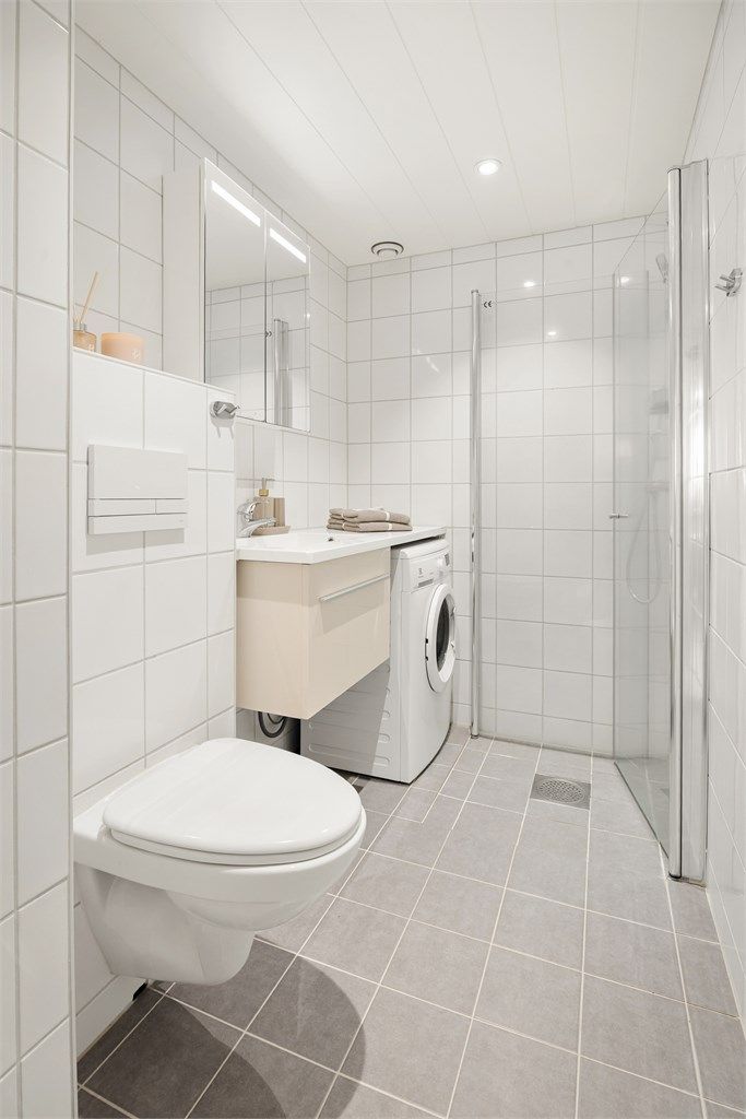 Badet ble rehabilitert i regi av borettslaget i 2013/2014 og har medfølgende vaskemaskin.