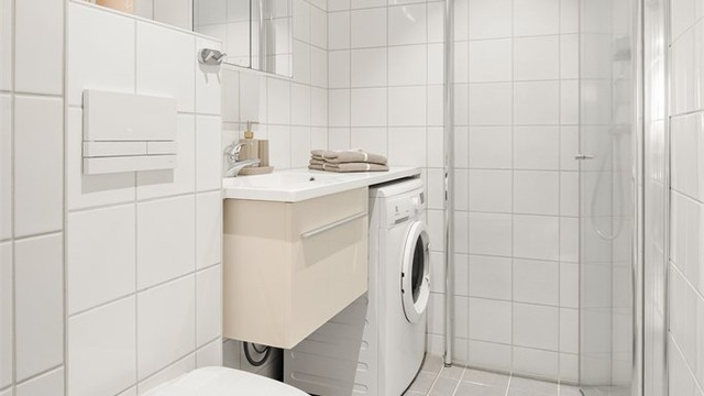 Badet ble rehabilitert i regi av borettslaget i 2013/2014 og har medfølgende vaskemaskin.