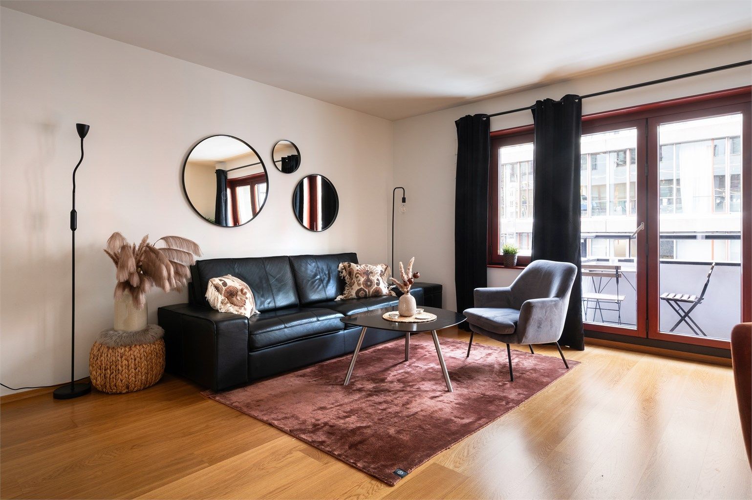 Store vindusflater gir godt med naturlig dagslys, og sammen med moderne fargevalg skapes en behagelig atmosfære.