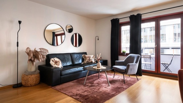 Store vindusflater gir godt med naturlig dagslys, og sammen med moderne fargevalg skapes en behagelig atmosfære.