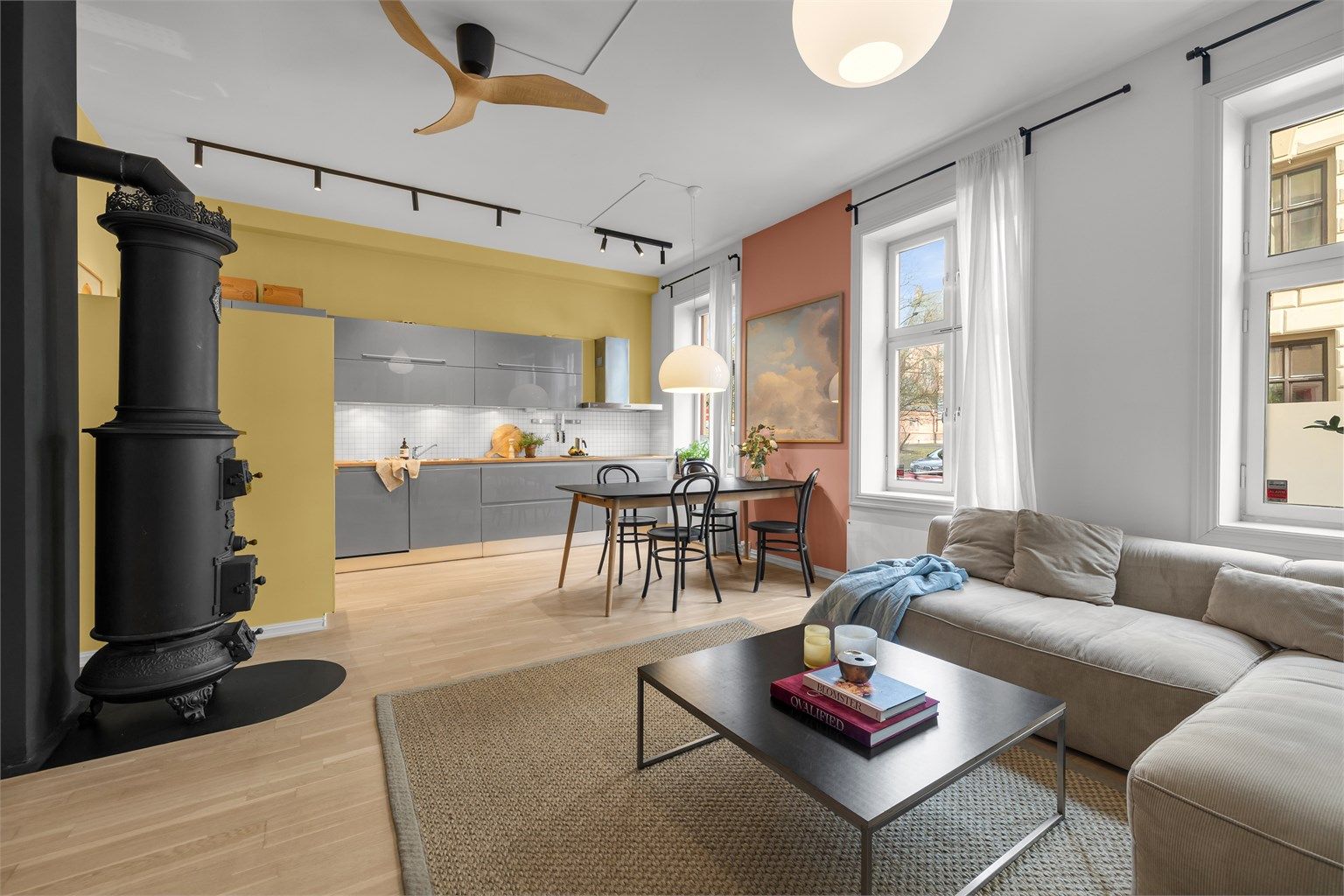 Leiligheten byr på en romslig og sosial planløsning med åpen stue -og kjøkkenløsning.