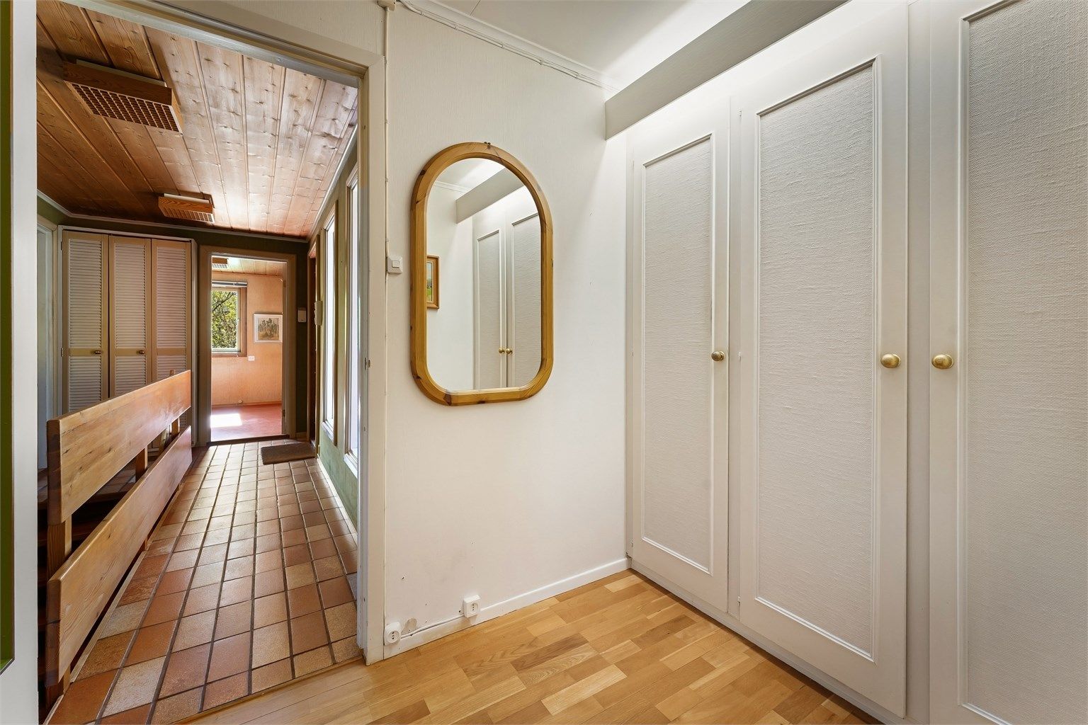 Entréen har god plass til garderobeløsninger og leder videre inn i boligens hovedetasje.