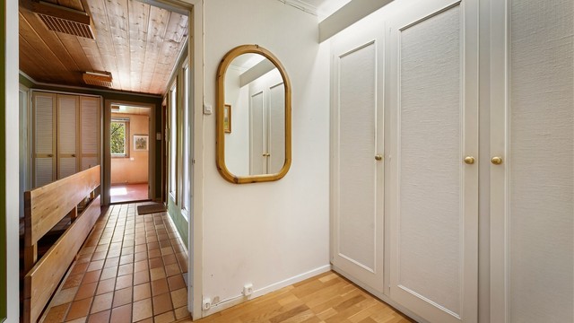 Entréen har god plass til garderobeløsninger og leder videre inn i boligens hovedetasje.