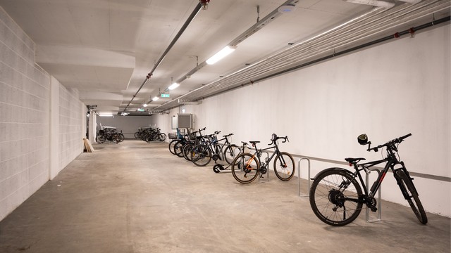 Praktisk felles sykkelparkering i kjelleretasjen.