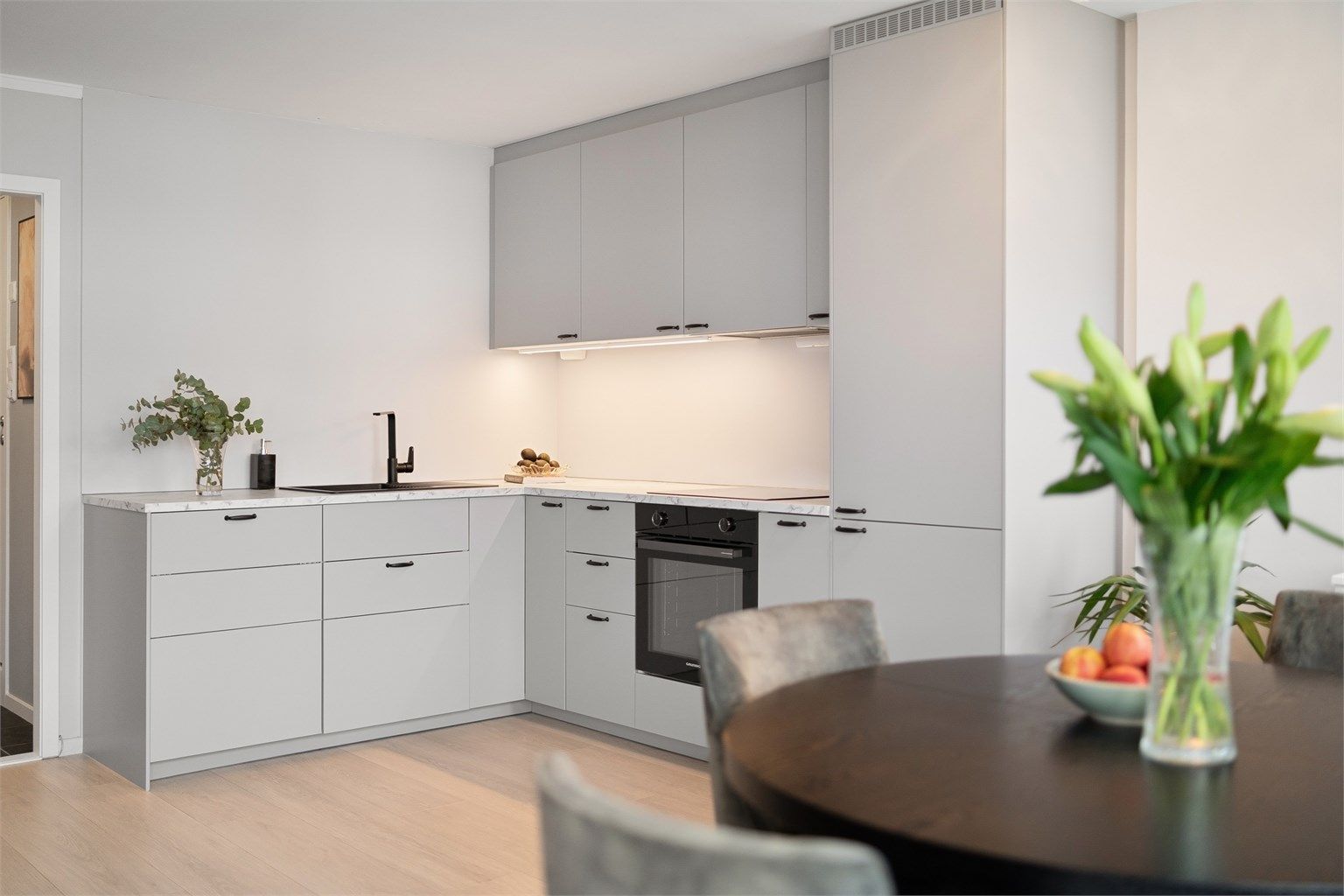 Kjøkkenet er utstyrt med komfyrvakt og automatisk vannstopper for ekstra trygghet.