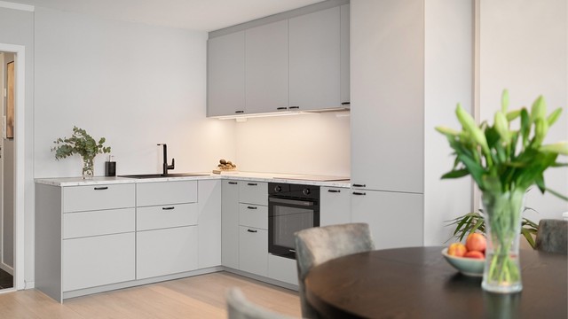 Kjøkkenet er utstyrt med komfyrvakt og automatisk vannstopper for ekstra trygghet.