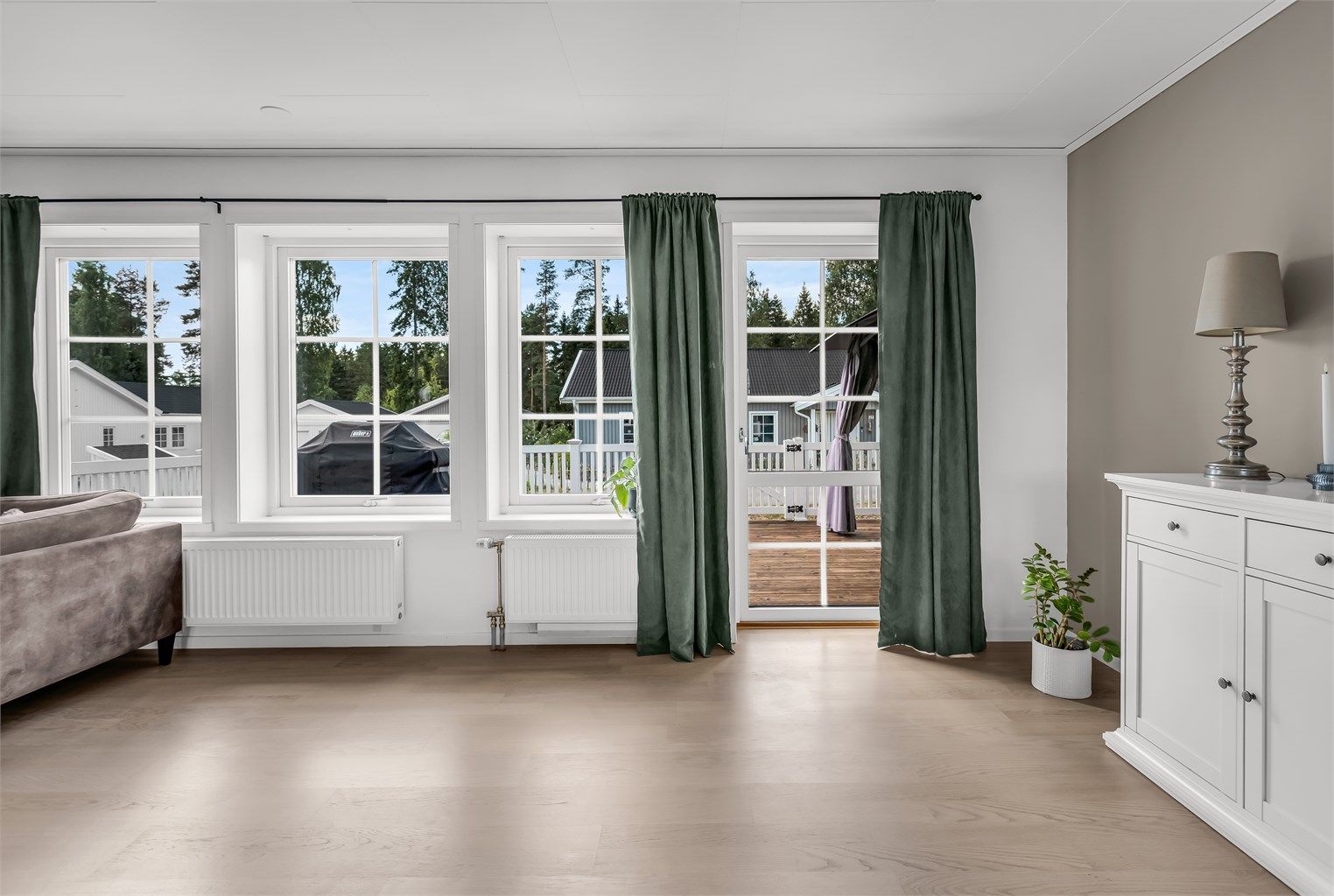 Fra stuen er det utgang til boligens uteområde. 