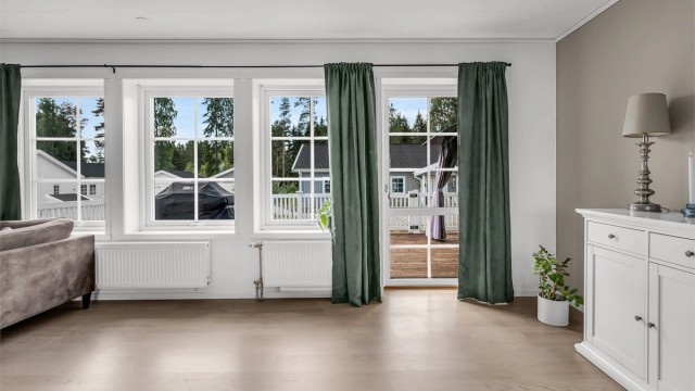 Fra stuen er det utgang til boligens uteområde.