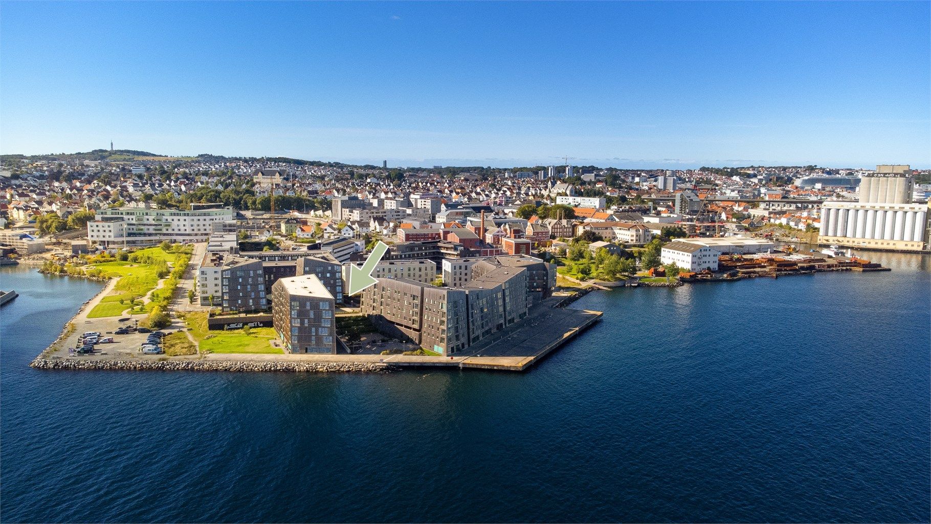 Plassert i byggets 1. etasje på enden mot flotte fellesareal og med fin sjøutsikt. Fast parkering i garasjeanlegg under blokkene. 