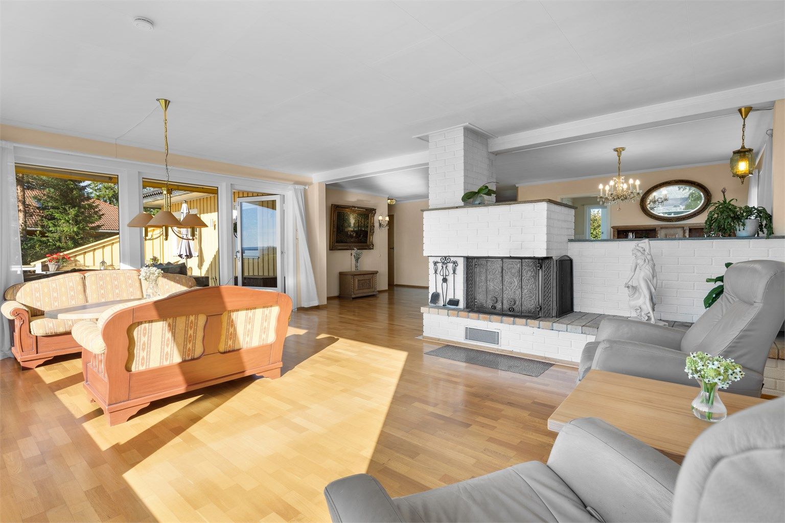 Direkte utgang fra stue til solrik vestvendt terrasse målt til 36m², med direkte tilknytning til frodig hage.