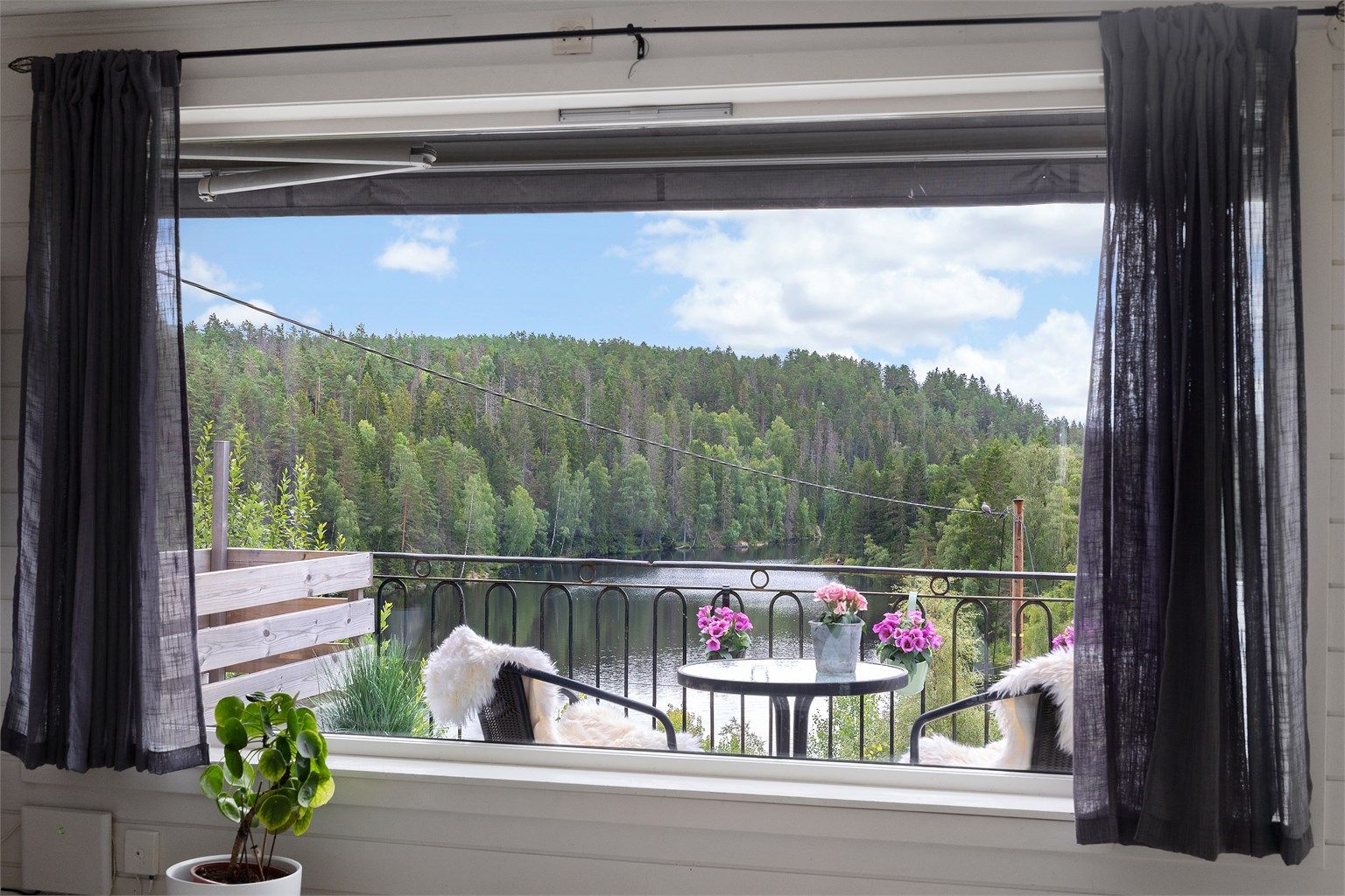 Utsikten mot Bråtatjern kan nytes fra stuen.
