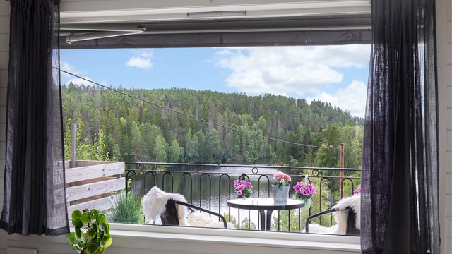Utsikten mot Bråtatjern kan nytes fra stuen.