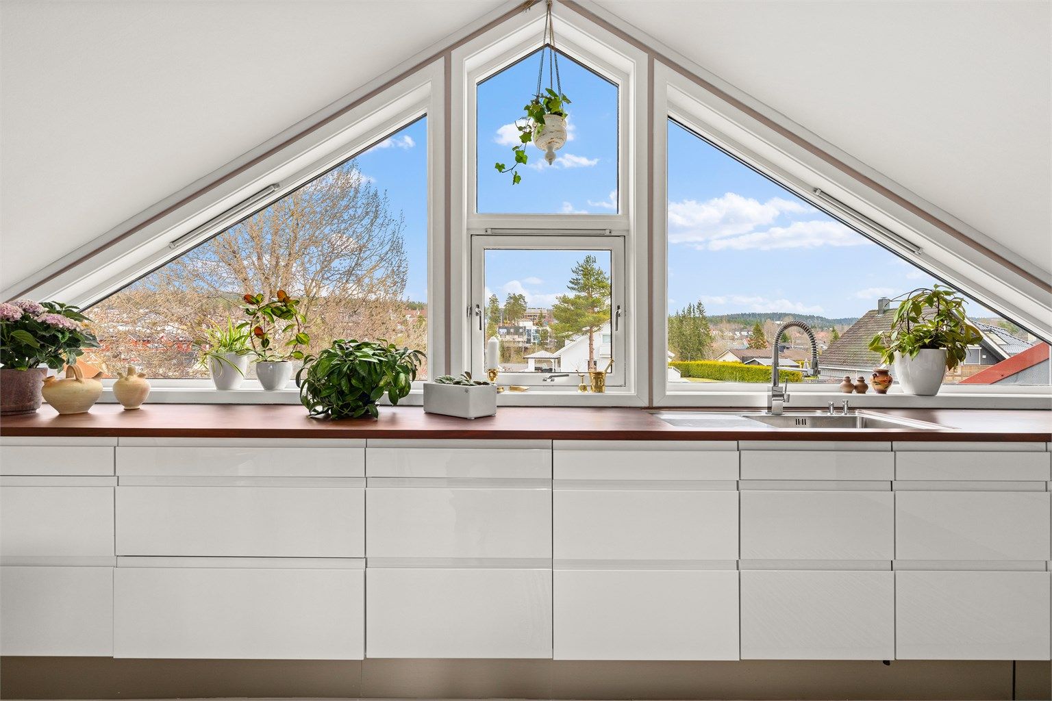 God arbeidsflate langs kjøkkenbenken og rikelig med lys fra takvinduene fra 2015.