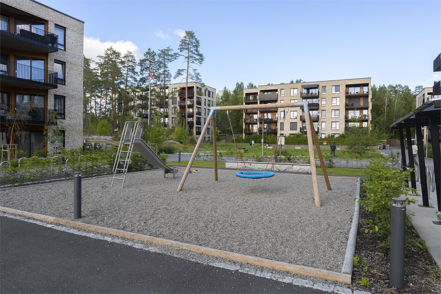 Barnevennlig område med lekeplass på sameiets fellesareal.