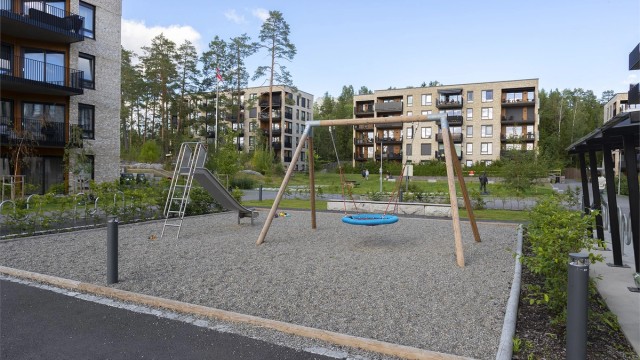 Barnevennlig område med lekeplass på sameiets fellesareal.