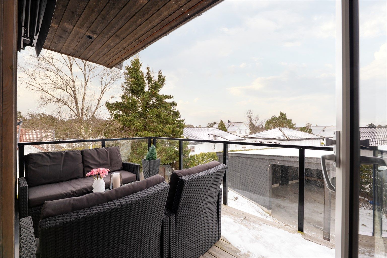 Med veranda mot syd er du sikret tilgang til solen store deler av dagen. Over er det montert både markise og innfelte spotter som lyssetter effektfullt.