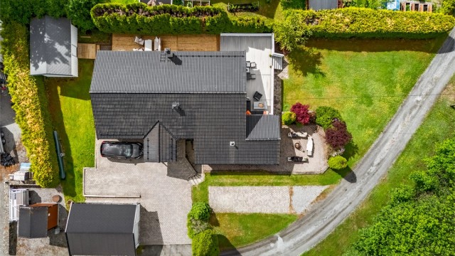 Velkommen til Gjersjøveien 68 - Enebolig med alle bruksrom på en flate, stor hage og naturskjønne omgivelser