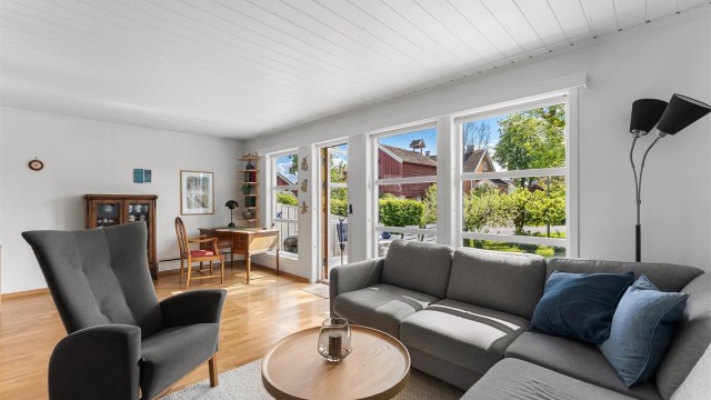 Som enderekkehus har boligen vinduer på tre sider, noe som gir rikelig med dagslys.