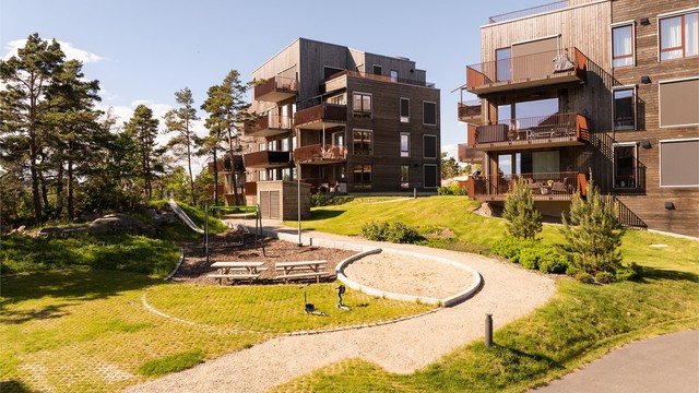 Både materialvalg på fasadene og de grønne fellesarealene i Haraldåsen spiller på lag med skogsområdene omkring.