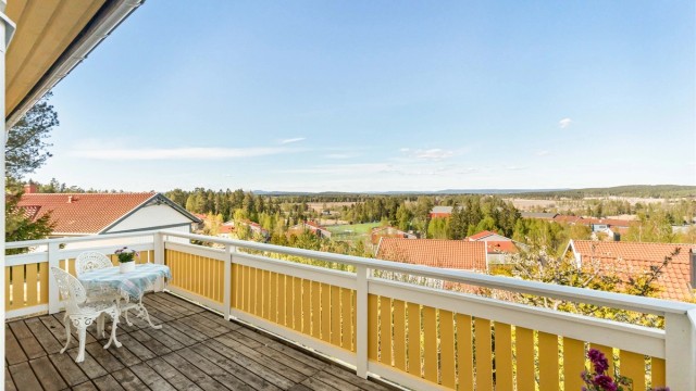 Fra verandaene har man utsikt over nærområdet.