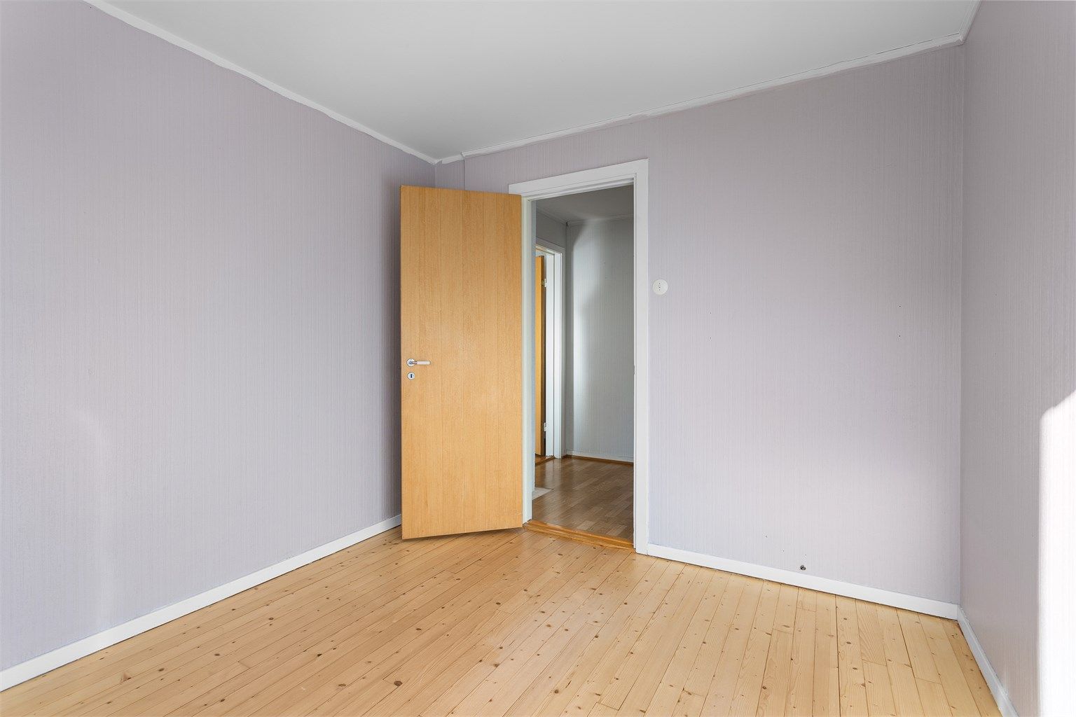 Det er felles varmtvannssystem i bygningen, beredere er plassert i kjelleren.