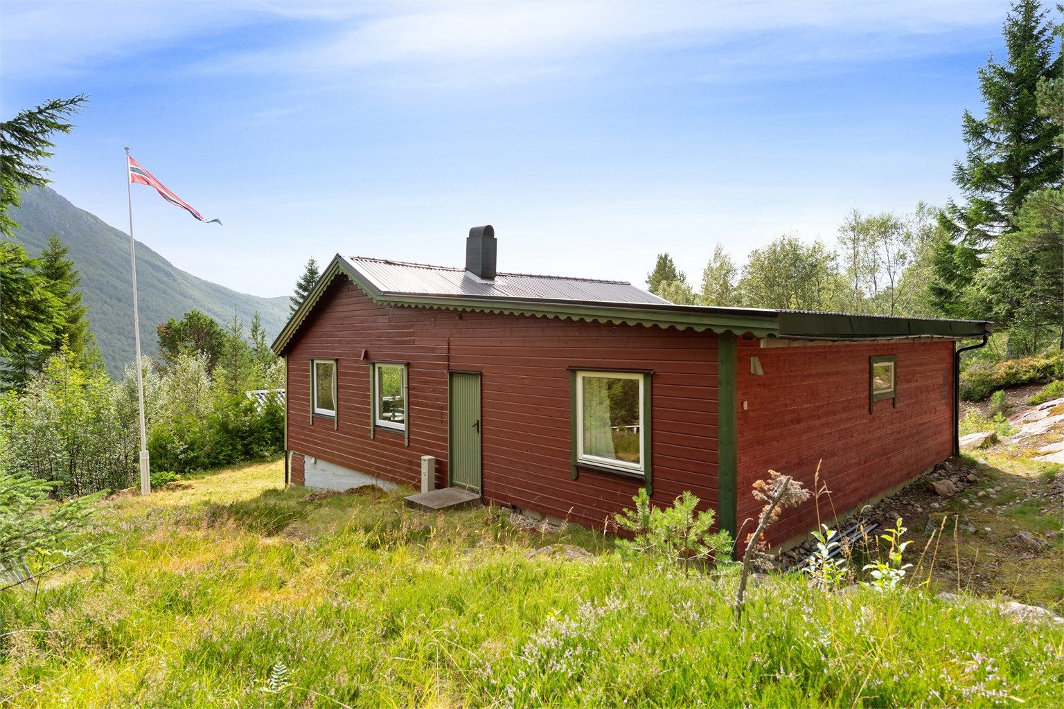 Hytta har fasade med liggende trekledning og er fundamentert på ringmur og pilarer av betong