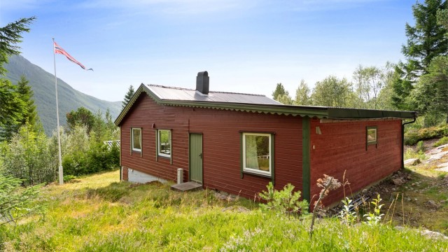 Hytta har fasade med liggende trekledning og er fundamentert på ringmur og pilarer av betong