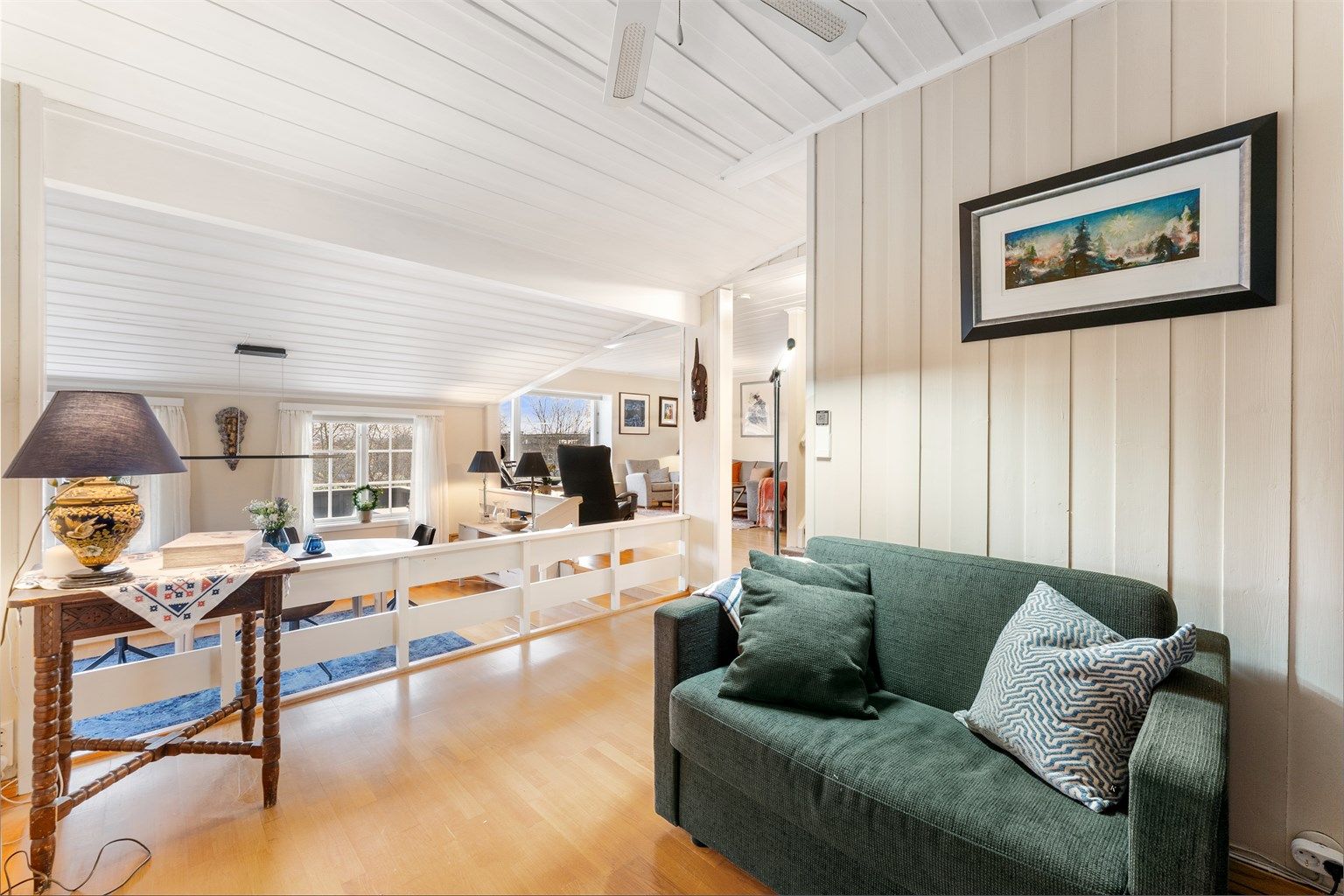 Utsyn fra TV-stuen mot stue og spisestue.