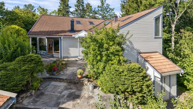 Her får du en arkitekttegnet enebolig på Undelstad med god takhøyde! 3 soverom, 2 bad, stue, kjøkken, toalettrom, to hemser og bod. Foto: Trond Reder