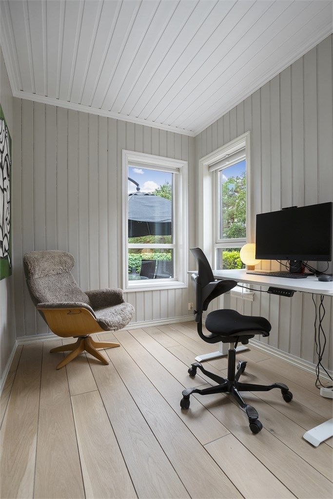 Kontor i 1. etasje med gode lysforhold, velegnet for hjemmekontor.