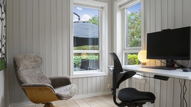 Kontor i 1. etasje med gode lysforhold, velegnet for hjemmekontor.