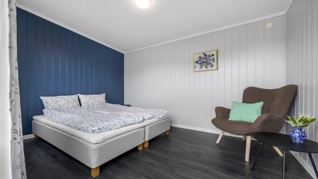 Eiendommen har et frittstående, innredet anneks fra 2019, perfekt for overnattingsgjester/ekstra stue.