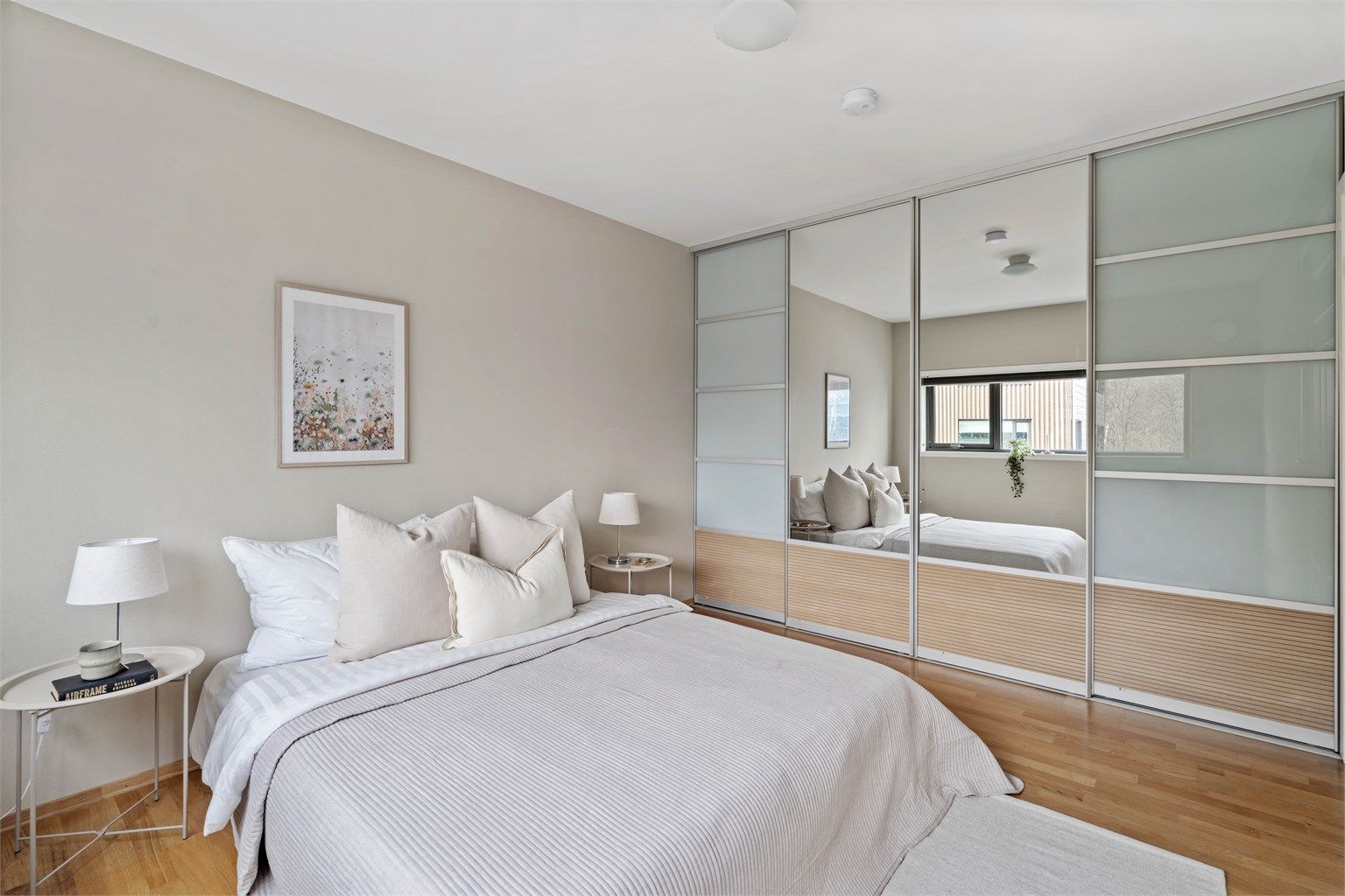 Soverommet er utstyrt med en stor garderobeløsning.