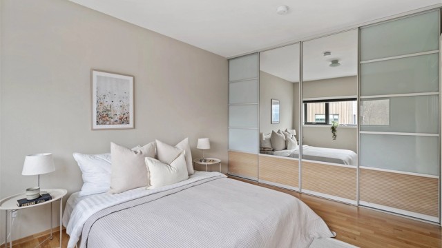 Soverommet er utstyrt med en stor garderobeløsning.