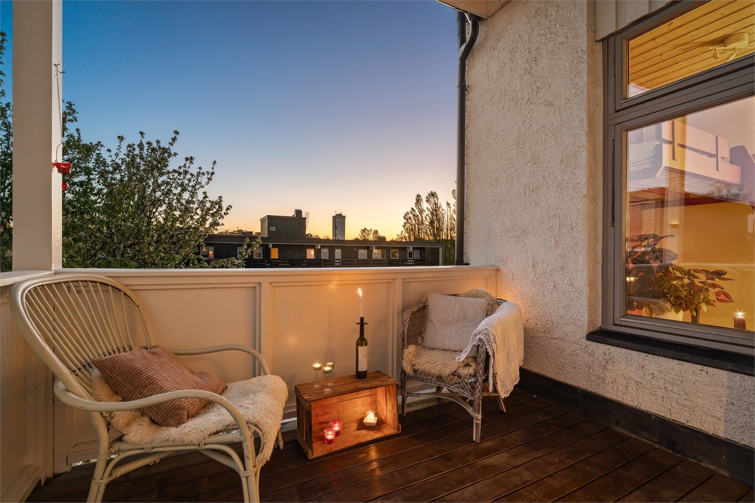 Midtsommers er det sol på balkongen fra tidlig ettermiddag og nærmest frem til solen går ned. Overbygg skjermer og luner.