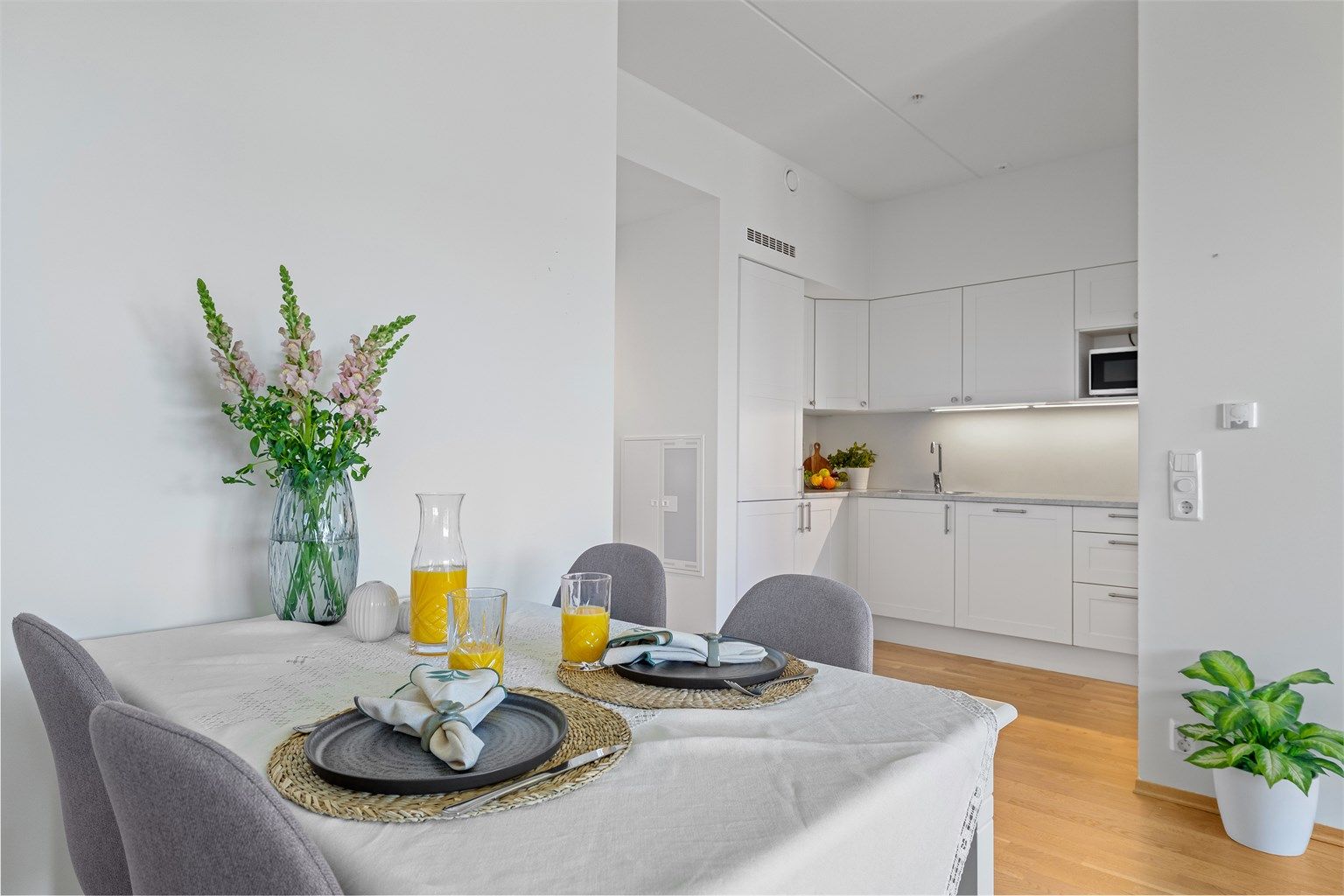 Kjøkkenet er plassert i en egen sone, samtidig som det er en integrert del av oppholdsrommet.