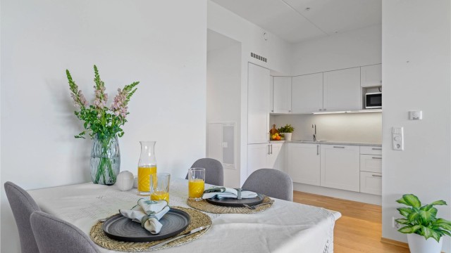 Kjøkkenet er plassert i en egen sone, samtidig som det er en integrert del av oppholdsrommet.